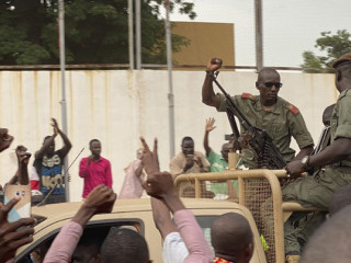 މާލީ ސަރުކާރާ ދެކޮޅު ސިފައިންތަކެއް މަގުމަތީގައި