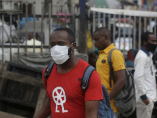 ނައިޖީރިޔާގައި މީހަކު މާސްކު އަޅައިގެން