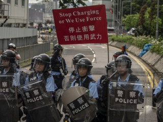 ހޮންކޮންގްގެ ސަރުކާރުގެ ކުށްވެރިން ބަދަލުކުރުމާ ބެހޭ ބިލް ގާނޫނު ހަދާ މަޖްލީހުން ބޭރުކުރުމަށް ގިނަ އަދަދެއްގެ އާންމުން ދަނީ ގޮވާލަމުންނެވެ