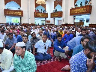 އީދު ނަމާދު ކުރަނީ