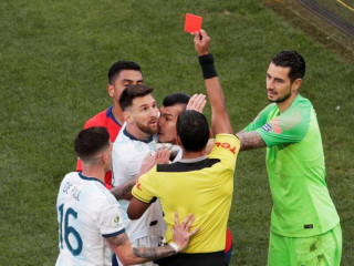 ލިއޮނެލް މެސީއަށް ރެފްރީ ރަތް ކާޑު ދައްކަނީ