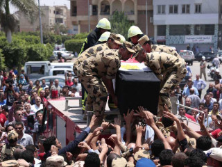 މިޞްރުގެ ސިނާއީއަށް ބުރާސްފަތިދުވަހު ދިން ޙަމަލާގައި މަރުވީ މީހެއްގެ ޖަނާޒާގެ ތެރެއިން