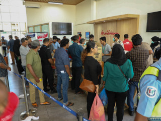 People queuing to drop-off care packages to Maldivians in Sri Lanka