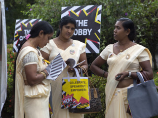 ސަރުކާރުގެ މުވައްޒަފުންނަށް ސާޅި އެޅުން މަޖުބޫރު ކުރީ ހުކުރު ދުވަހު