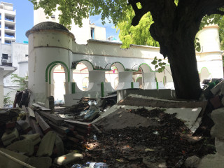 ޒިކުރާ މިސްކިތް އިމާރާތް ކުރަން އެތަނުގެ ބައެއް ތަޅާލާފައި