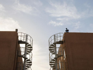 ދުބާއީގައި މަސައްކަތްކުރާ މީހެއް މާސްކު އަޅައިގެން