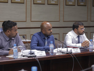 އޭސީސީގެ ރައީސް މުއައްވިޒް ރަޝީދާއި އެކަމިޝަނުގެ ބައެއް މުއައްޒަފުން. އޭސީސީގެ މެމްބަރުކަމަށް ކުރިމަތިލާފައި ތިބި އެތަނުގެ މުއައްޒަފުންގެ ސީރިއަސް މައްސަލަތަކެއް ހިމެނޭ