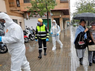 ސްޕެއިންގެ ސިޓީ އެއްގެ މަގުމަތީގައި ރެންޑަމް ސާމްޕަލް ނަގަމުން ދަނިކޮށް