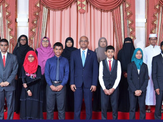 ކީރިތި ގުރުއާން ހިތު ދަސްކޮށްގެން ރައީސުލްޖުމްހޫރިއްޔާގެ ހާއްސަ އިނާމު ލިބިފައިވާ ފަރާތްތަކާއެކުގައި ރައީސް އިބްރާހީމް މުހައްމަދު ސޯލިހު