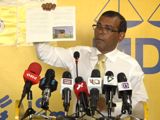 ރައްޔިތުންގެ މަޖިލިހުގެ ރައީސް، ކުރީގެ ރައީސް މުހައްމަދު ނަޝީދު ހުކުރު ދުވަހު އެމްޑީޕީ ހަރުގޭގައި އޮތް ނޫސްވެރިންގެ ބައްދަލުވުމުގައި އެޖެންޑް19 މެނިފެސްޓޯ ހިއްޕަވައިގެން