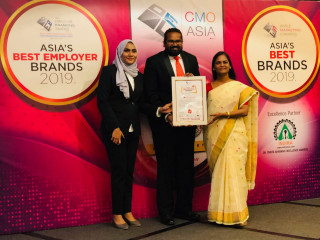 ބޭންކުގެ ފަރާތުން މި ޝަރަފުވެރި އެވޯޑާ ހަވާލުވެފައިވަނީ ލަރނިންގ އެންޑް ޑިވެލޮޕްމަންޓް މެނޭޖަރ މުޙައްމަދު އަޝްރަފް އާއި އެންޕްލޯއީ ރިލޭޝަންސް މެނޭޖަރ އާސިޔަތު މުޙައްމަދު