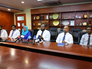 ޓޫރިޒަމް މިނިސްޓަރ ނޫސްވެރިންނާ ބައްދަލުކުރައްވަނީ- ސަރވިސް ޗާޖް މައްސަލާގައި މިނިސްޓަރ ވަނީ ހޫނު ފެނަށް ވެއްޓިފައި