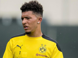 ބޮރޫޝިއާ ޑޯޓްމުންޑަށް ކުޅެމުން އަންނަ އިންގްލެންޑުގެ ޒުވާން ފޯވާޑް ޖޭޑަން ސަންޗޯ