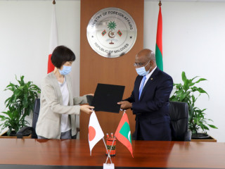 ޖީ-20 ޑެޓް ސާވިސް ސަސްޕެންޝަން އިނީޝިއޭޓިވްގެ އެކްސްޗޭންޖް އޮފް ނޯޓްސްގައި ސޮއިކުރުމަށް ބޭއްވި ހަފްލާގެ ތެރެއިން ފޮރިން މިނިސްޓަރ އަބްދުﷲ ޝާހިދު އަދި ޖަޕާނުން ރާއްޖެއަށް ކަނޑައަޅުއްވާފައި ހުންނަވާ ސަފ