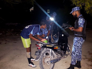 ފުލުހުން ދިއްފުށީގައި ސައިކަލެއް ޗެކްކުރަނީ