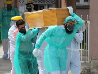 ކޮވިޑް-19ގައި މަރުވި މީހެއްގެ ޖަނާާޒާގެ ތެރެއިން - ވައިރަސްއަށް ޕޮޒިޓިވްވެ 939 މީހުން ވަނީ މަރުވެފަ