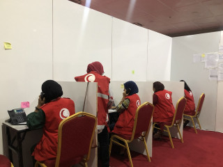 ދަރުބާރުގޭގައި ގާއިމް ކޮށްފައިވާ ރެޑް ކްރެސެންޓްގެ ކޯލް ސެެންޓަރު ގައި ވޮލެންޓިއަރުންތަކެއް ހަރަކާތްތެރިވަނީ