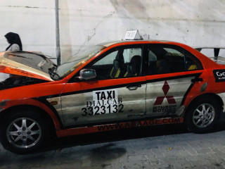 އައިމިނަތު ވަހީދާ ދުއްވަމުން އަންނަ ޓެކްސީއަށް ބަޔަކު މީހުން ގެއްލުންދީފަ