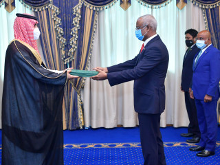 ސައުދީން ކަނޑައެޅި އައު ސަފީރު، ރައީސަށް ސަފީރުކަމުގެ ފަތްކޮޅު އަރުވުމުގެ ރަސްމިއްޔާތުގެ ތެރެއިން