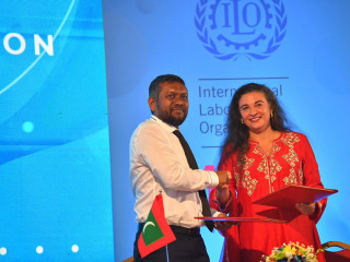 މިނިސްޓަރ އޮފް އިކޮނޮމިކް ޑިވެލޮޕްމެންޓް ފައްޔާޒު އިސްމާއިލް، އައިއެލްއޯގެ ކަންޓްރީ ޑިރެކްޓަރ މިސް ސިމްރީން ސިންގ