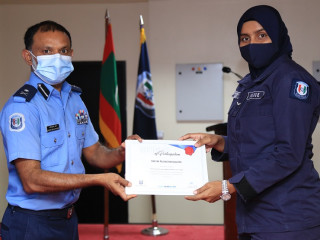 ފުލުހުންގެ ސިމްޕޯޒިއަމް ނިންމުމުގެ ރަސްމިއްޔާތުގައި ބައިވެރިންނަށް ސެޓްފިކެޓް ހަވާލުކުރަނީ