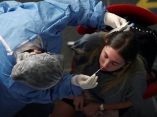 އިނގިރޭސިވިލާތުގެ ސިއްހީ މަސައްކަތްތެރިއަކު މީހަކު ކޮވިޑަށް ޓެސްޓް ކުރުމަށް ސާމްޕަލް ނަގަނީ