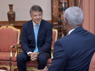 އީޔޫއިން ރާއްޖެއާއި ސްރީލަންކާއަށް ކަނޑައަޅާފައި ހުންނަވާ ސަފީރު ޑެނިސް ޗައިބީ، ރައީސް ސާލިހު އާ އެކު ބޭއްވެވި ބައްދަލުވުމެއްގެ ތެރެއިން