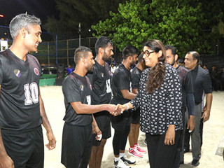 މިނިސްޓަރ މާރިޔާ ކުޅުންތެރިންނާއި ސަލާމް ކުރައްވަނީ