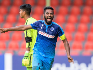 ރާއްޖޭގައި އުފެދުނު އެންމެ މޮޅު ފުޓްބޯޅަ ކުޅުންތެރިޔާ އަލީ އަޝްފާގު (ދަގަނޑޭ) ނިއު ރޭޑިއަންޓަށް ކުޅުނު ދުވަސްވަރު