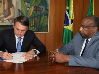 ބްރެޒިލްގެ ރައީސް ޖެއި ބޮލްސޮނާރޯ އަދި އިސްތިއުފާ ދެއްވި އެޑިއުކޭޝަން މިނިސްޓަރ