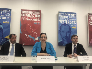 (ކ - ވ): އެމެެރިކާގެ އެމްބަސީގެ ޕޮލިޓިކަލް އޮފިސަރ ޓެރްވިސް ހޯލް، ސަފީރު އެލައިނާ ޓެޕްލިޓްޒް އަދި އެމްބަސީގެ ޕަބްލިކް އެފެއާޒް އޮފިސަރ ޑޭވް މެކްގުއަރ