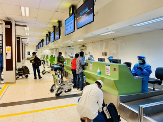 ބަންގުލަދޭޝް މަސައްކަތްތެރިންގެ ތެރެއިން ބަޔަކު ފުރަން އެއަރޕޯޓަށް އައިސް؛ މިހާތަނަށް ހާހަކާ ގާތްކުރާ އަދަދަކަށް އެގައުމަށް މީހުން އަނބުރާ ފޮނުވާލާފައިވޭ