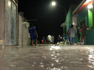 ނ ހޮޅުދުއަަށް އުދައަރަމުންދަނީ