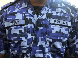 ފުލުހެއްގެ ޔުނީފޯމުގައި އާންމު ނަމާއި ސާވިސް ނަމްބަރު