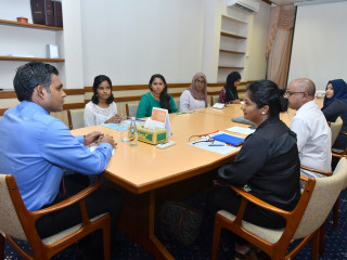 މޯލްޑިވްސް ރެޑް ކްރެސެންޓްގެ އިސް ބޭފުޅުންނާ ނައިބު ރައީސް ފައިޞަލް ނަސީމް ބައްދަލުކުރައްވުން