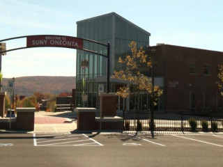 ނިއުޔޯކްގެ ކޮލެޖެއްގައި ކޮވިޑް ކޭސްތައް ގިނަވެ، ކޮލެޖްގެ ރައީސް އިސްތިއުފާ ދެއްވައިފި