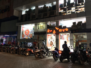 ރެޑްވޭވް ފިހާރަ ކައިރީގައި މީހުން އެއްޗެހި ގަތުމަށް ކިޔު ހަދައިގެން