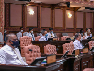 ހޯމަ ދުވަހު އޮތް މަޖިލިސް ޖަލްސާގައި މި މައްސަލަ ހުށައެޅުއްވީ ރައްޔިތުންގެ މަޖިލިހުގެ ނޮޅިވަރަމް ދާއިރާގެ އަމިއްލަ މެމްބަރު މުހައްމަދު ނަޝީދު އަބްދުﷲ