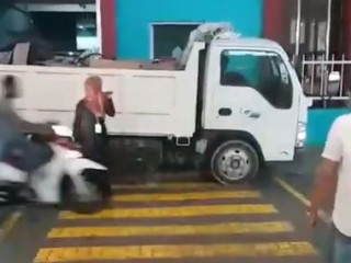 އެކްސިޑެންޓްގައި އަނިޔާވެ ފަރުވާދޭ އަންހެން ކުއްޖާ ކަފިހުރަސް މަތީގައި