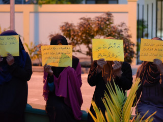 ށ. ފުނަދޫ އަމާން ހިޔާ ކުރިމަތީގައި އާންމުން މުޒާހަރާ ކުރަނީ