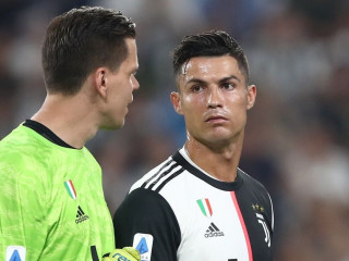 ޔުވެންޓަސްގެ ތަރި ކްރިސްޓިއާނޯ ރޮނާލްޑޯ އާއި ގޯލްކީޕަރު ވޮސިއެޗް ޝެޒްނީ