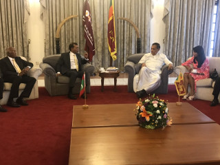 ކަރޫ ޖަޔަސޫރީ، ރައީސް ނަޝީދާއި އެމްޑީޕީގެ ވަފްދާއެކު އޭނާ ދިރިއުޅުއްވާ ރަސްމީ ގެކޮޅުގައި ބައްދަލުކުރައްވަނީ