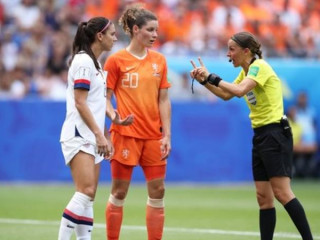 ސްޓެފަނީ އަންހެން ވޯލްޑް ކަޕްގައި ރެފްރީކަން ކުރަނީ