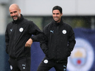 މެންޗެސްޓާ ސިޓީގެ ކޯޗު ޕެޕް ގާޑިއޯލާ އާއި އާސެނަލްގެ ކޯޗު މިކޭލް އާޓެޓާ އެކުގައި