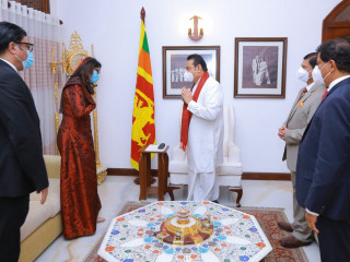 ޑިފެންސް މިނިސްޓަރ މާރިޔާ އަހުމަދު ދީދީ، ލަންކާގެ ބޮޑު ވަޒީރު މަހިންދަ ރާޖަ ޕަކްސާ އާއިއެކު ބޭއްވުނު ބައްދަލުވުމުގެ ތެރެއިން