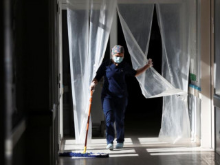 އަރޖެންޓީނާގެ ހޮސްޕިޓަލެއްގައި މީހަކު ސާފުކުރުމުގެ މަސައްކަތްކުރަނީ