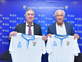 ގައުމީ ކޯޗު ކޫޕްމަން (ކ) އެސިސްޓެންޓް ކޯޗު ރެނޭ (ވ)