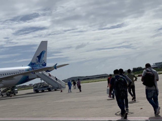 ބަންގްލަދޭޝް މީހުން ފްލައިޓަށް އެރުމަށް ދަނީ