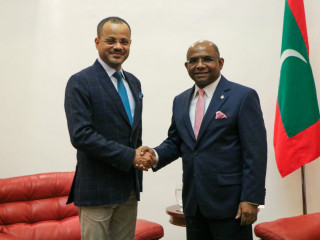 އޮމާންގެ ފޮރިން މިނިސްޓްރީގެ ސެކްރެޓަރީ ޖެނެރަލް ސައްޔިދު ބަދްރު ބިން ޙަމަދު ބިން ޙަމޫދު އަލްބުސައިދީ އާއި މިނިސްޓަރ ސަލާމްކުރައްވަނީ