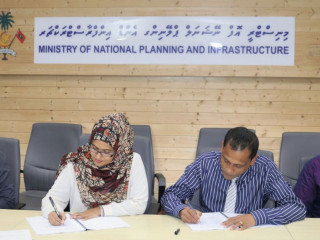 ކޮންޓްރެކްޓްގައި ސޮއި ކުރައްވަނީ